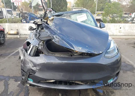 2023 Tesla Model Y Awd/Long Range Dual Motor All-Wheel Drive z USA, uszkodzony, nr VIN 7SAYGDEE9PF937549